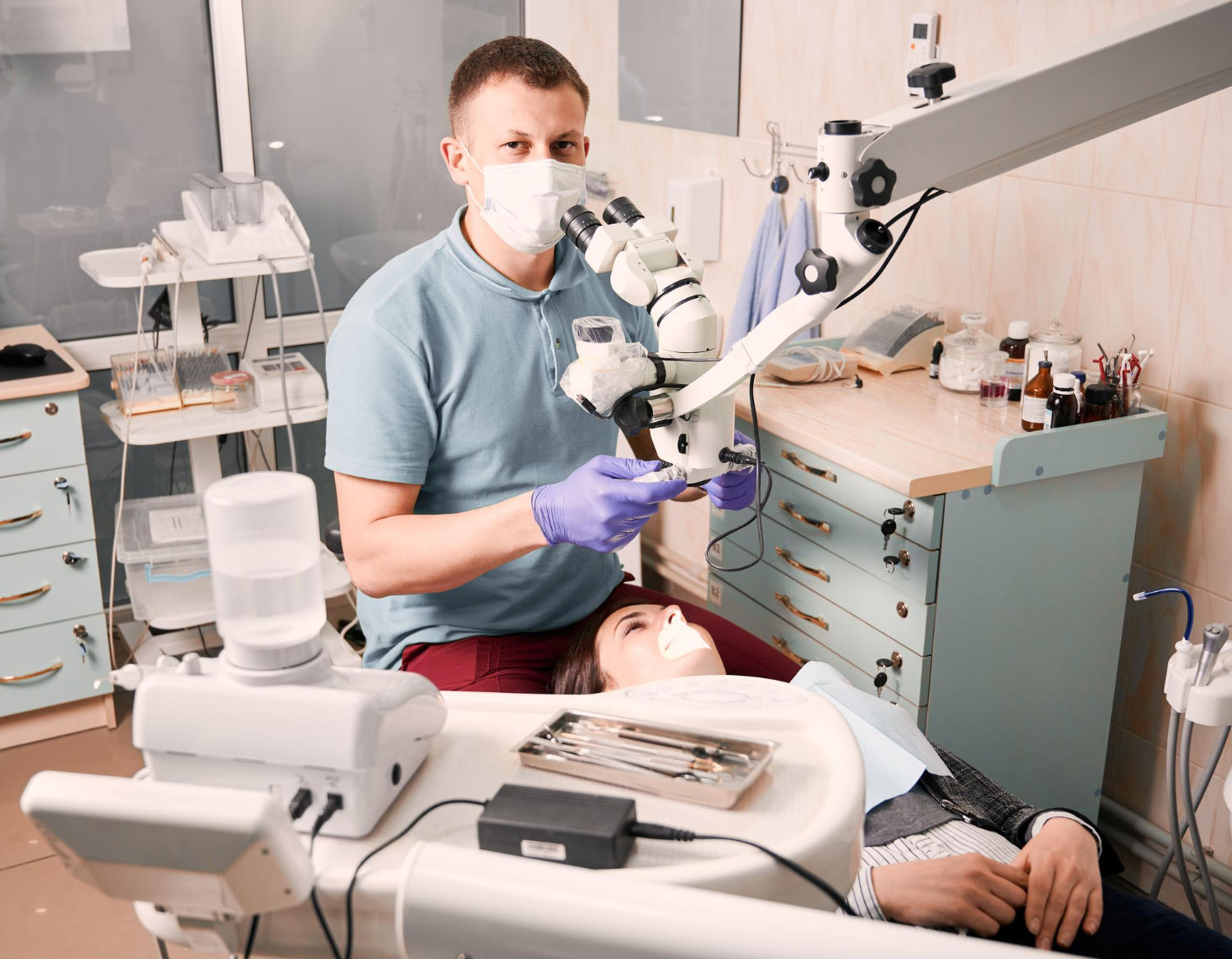 Czy leczenie zębów przy użyciu mikroskopu jest skuteczne?