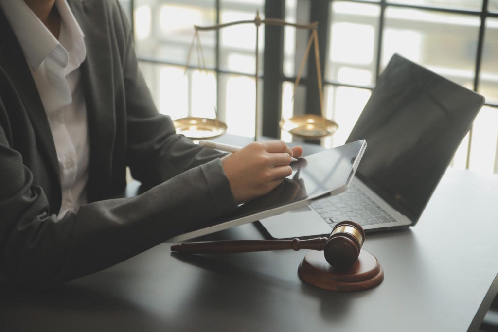 Obowiązkowe ubezpieczenie zawodowe dla adwokatów to temat, który w ostatnich latach budzi wiele kontrowersji i dyskusji