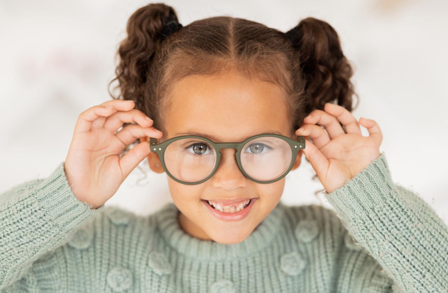 Trendy w dziecięcej modzie: popularność markowych oprawek okularowych